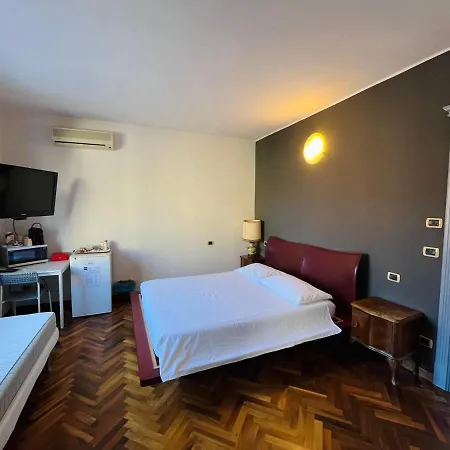 Viale Manzoni Отель