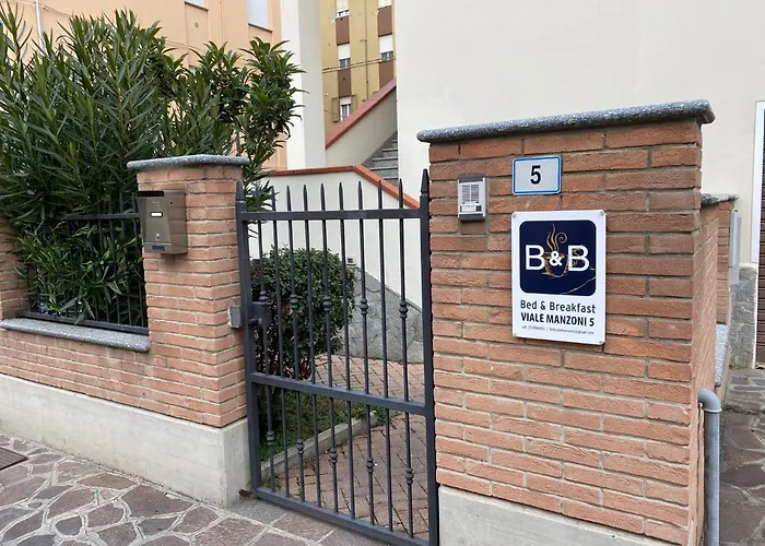 Viale Manzoni فندق ساسْوولو